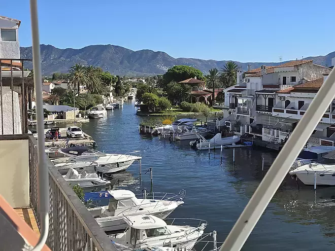 Renovated top-floor apartment with canal views, private mooring and garage