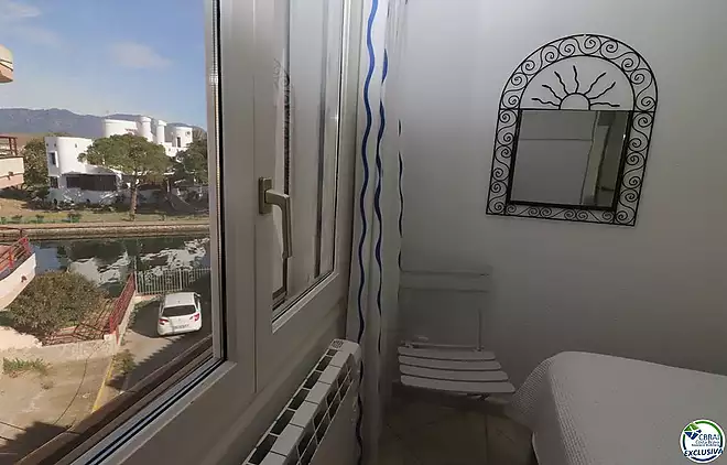 Encantador apartament en venda a Empuriabrava amb vistes al canal