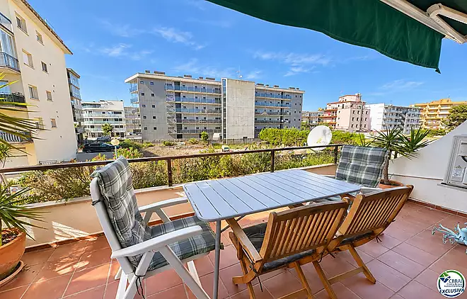 Spacious studio with terrace and tourist licence 80 metres from Santa Margarita beach - Roses