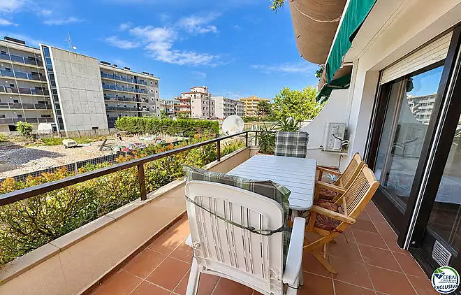 Spacious studio with terrace and tourist licence 80 metres from Santa Margarita beach - Roses