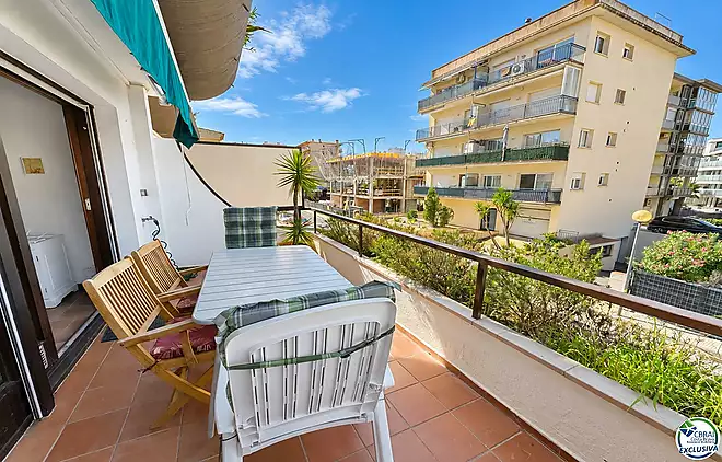 Spacious studio with terrace and tourist licence 80 metres from Santa Margarita beach - Roses