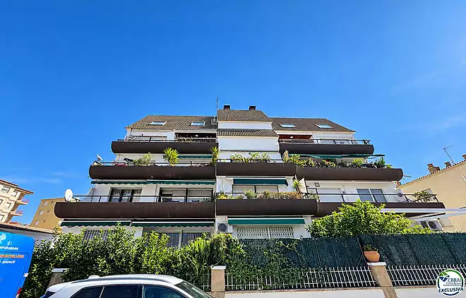 Spacious studio with terrace and tourist licence 80 metres from Santa Margarita beach - Roses