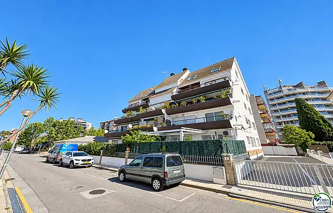Spacious studio with terrace and tourist licence 80 metres from Santa Margarita beach - Roses