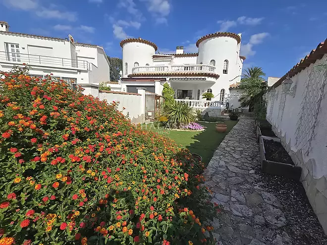 3-Bedroom House with Pool, Garden and Mooring in Empuriabrava