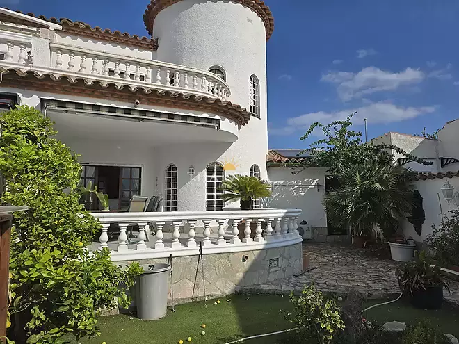3-Bedroom House with Pool, Garden and Mooring in Empuriabrava