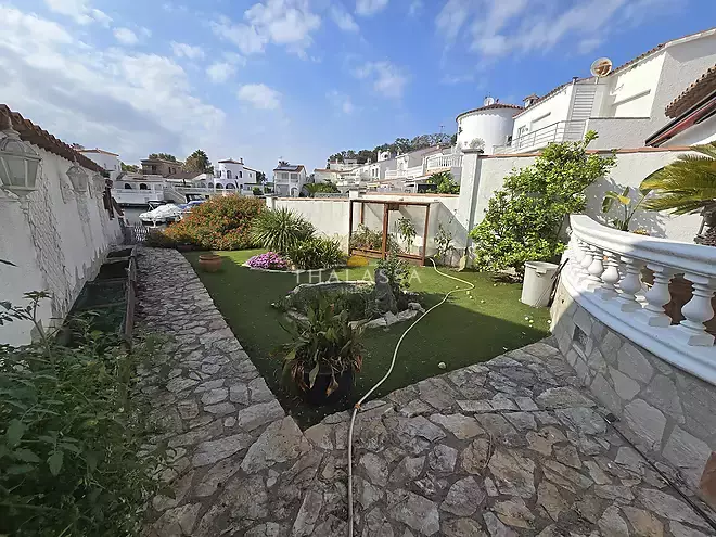 3-Bedroom House with Pool, Garden and Mooring in Empuriabrava