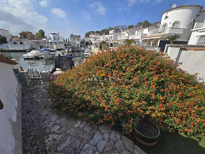 3-Bedroom House with Pool, Garden and Mooring in Empuriabrava