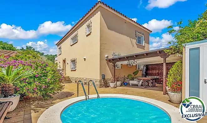 MAS NOU Casa &agrave;mplia amb 5 dormitoris, garatge privat, jard&iacute;, terrasses i jacuzzi relaxant
