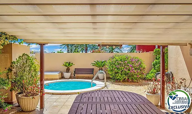 MAS NOU Casa &agrave;mplia amb 5 dormitoris, garatge privat, jard&iacute;, terrasses i jacuzzi relaxant