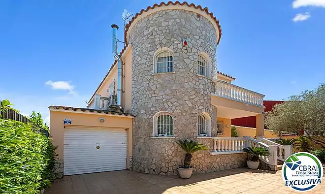 MAS NOU Casa &agrave;mplia amb 5 dormitoris, garatge privat, jard&iacute;, terrasses i jacuzzi relaxant