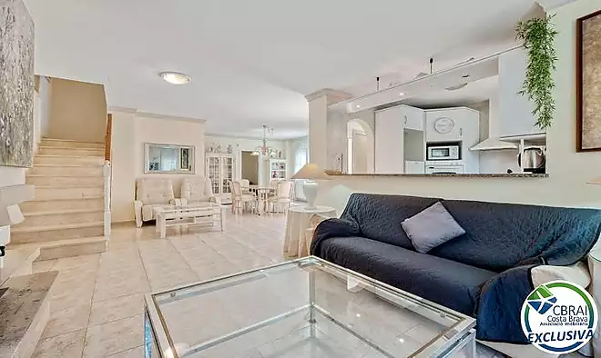 MAS NOU Casa &agrave;mplia amb 5 dormitoris, garatge privat, jard&iacute;, terrasses i jacuzzi relaxant
