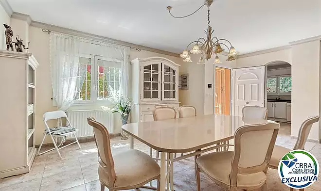 MAS NOU Casa &agrave;mplia amb 5 dormitoris, garatge privat, jard&iacute;, terrasses i jacuzzi relaxant