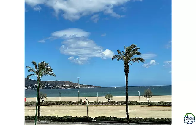 Bonic i modern apartament a primera l&iacute;nia de mar, vistes al mar, garatge tancat en opci&oacute;, piscina comunit&agrave;ria