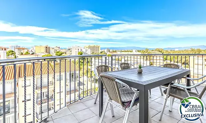 Àtic estil dúplex amb vistes precioses a 150 m de la platja