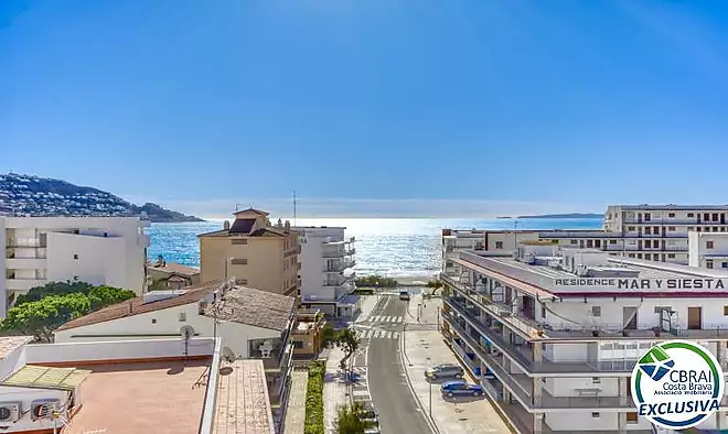 Àtic estil dúplex amb vistes precioses a 150 m de la platja