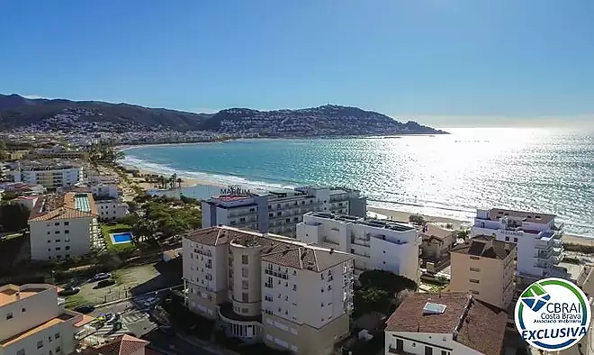 Àtic estil dúplex amb vistes precioses a 150 m de la platja