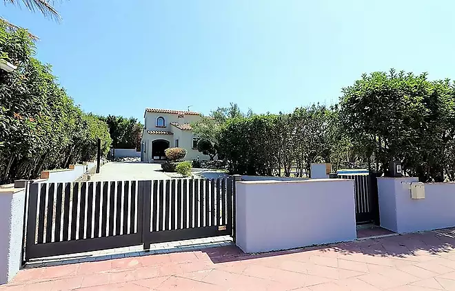 Vila totalment renovada a l´exclusiva zona de Peralada Golf