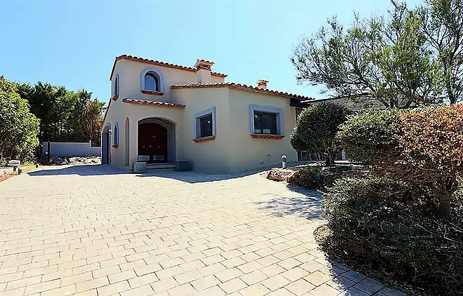 Vila totalment renovada a l´exclusiva zona de Peralada Golf