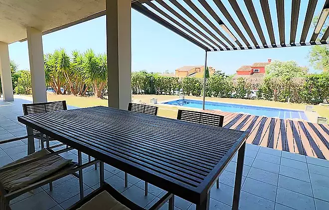 Vila totalment renovada a l´exclusiva zona de Peralada Golf