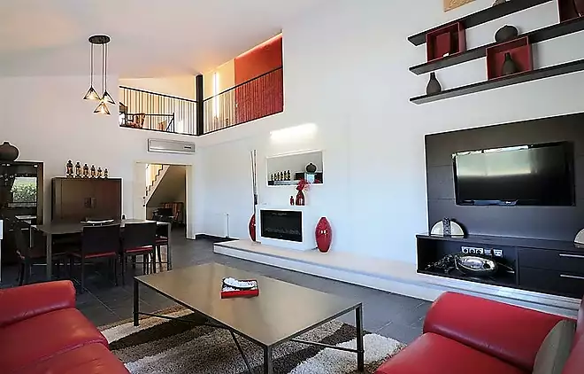 Vila totalment renovada a l´exclusiva zona de Peralada Golf