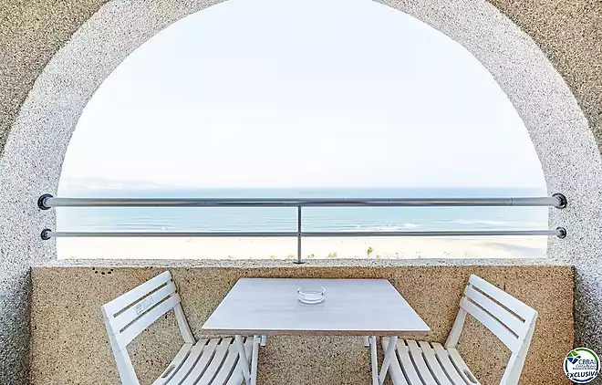 Estudi en planta 17 amb terrassa i espectaculars vistes al mar – Empuriabrava, Costa Brava