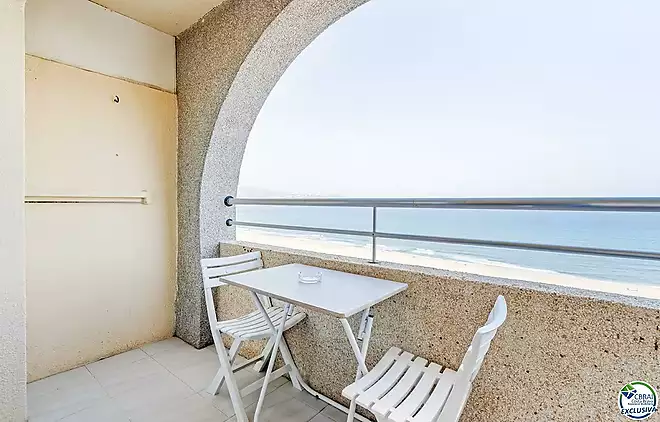Estudi en planta 17 amb terrassa i espectaculars vistes al mar – Empuriabrava, Costa Brava