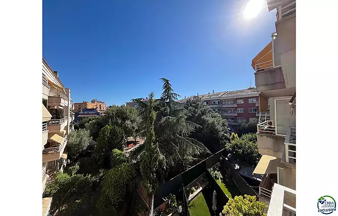 En venda pis a una de les millors zones Cendrassos de figueres amb vista al parc.