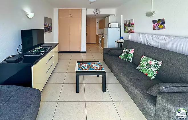 Estudi lluminós renovat a 40 metres del mar, zona del Salatar – Roses