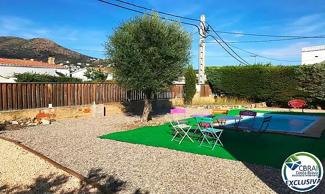 Casa amb ampli jardí i piscina en venda a Mas Boscà Roses