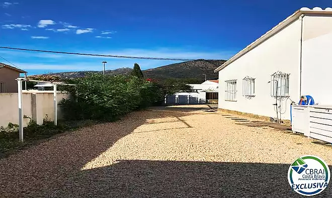 Casa amb ampli jardí i piscina en venda a Mas Boscà Roses