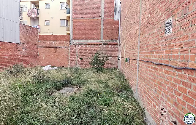 Land for sale to build a building in Figueres.