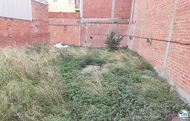 Land for sale to build a building in Figueres.