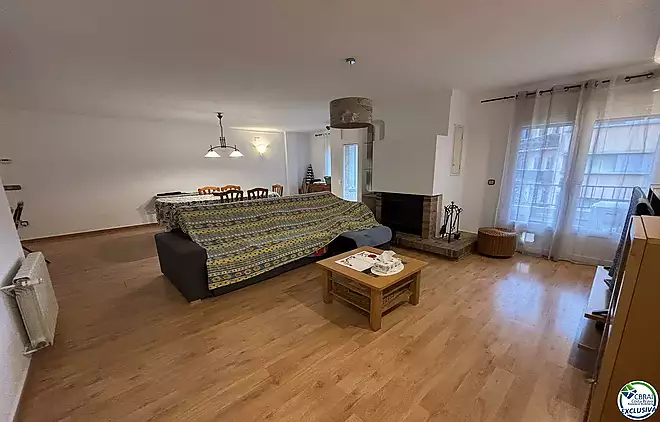 Lluminós apartament de tres habitacions al centre de Roses