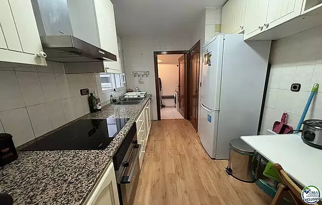 Lluminós apartament de tres habitacions al centre de Roses