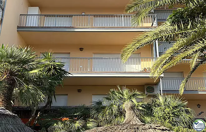 Ampli i lluminós apartament situat a pocs passos de la platja, ideal per gaudir del mar i de tots els serveis de la zona.