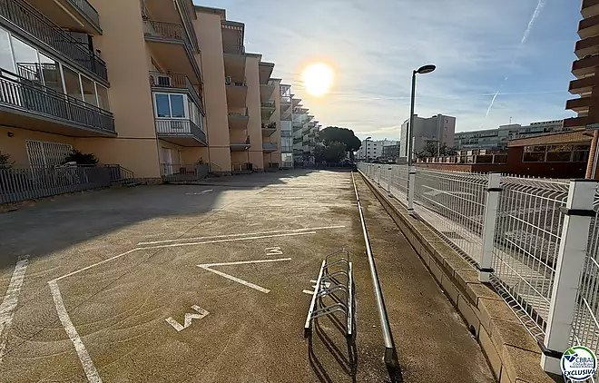 Ampli i lluminós apartament situat a pocs passos de la platja, ideal per gaudir del mar i de tots els serveis de la zona.