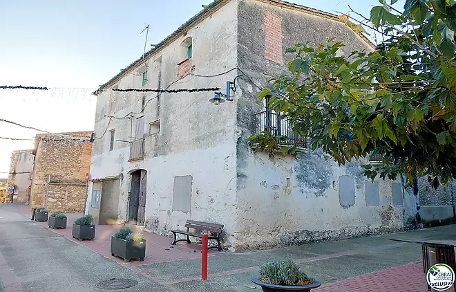 Casa amb gran potencial al centre de Santa Llogaia