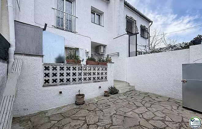 Casa encantadora amb piscina comunit&agrave;ria en zona tranquil&middot;la d'Empuriabrava.