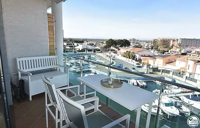 Encantador apartament amb llicència turística i vistes al canal a Roses