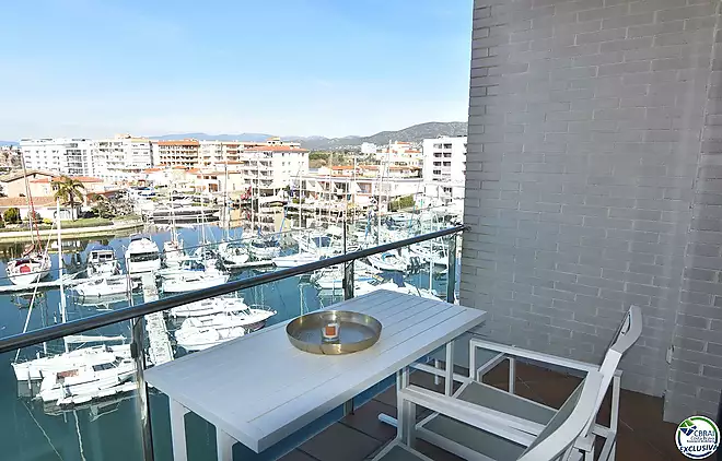 Encantador apartament amb llicència turística i vistes al canal a Roses