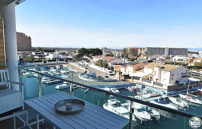 Encantador apartament amb llicència turística i vistes al canal a Roses