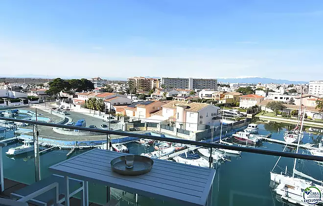 Encantador apartament amb llicència turística i vistes al canal a Roses