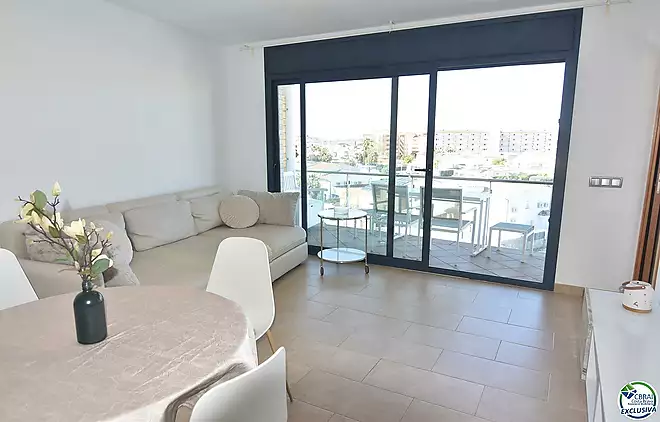 Encantador apartament amb llicència turística i vistes al canal a Roses