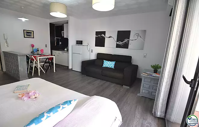 Studio with tourist licence and indoor communal swimming pool in Santa Margarita, Roses