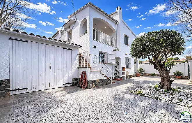 Casa dividida en 2 apartaments amb garatge a Empuriabrava.