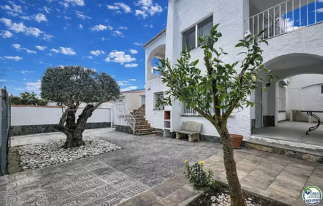 Casa dividida en 2 apartaments amb garatge a Empuriabrava.