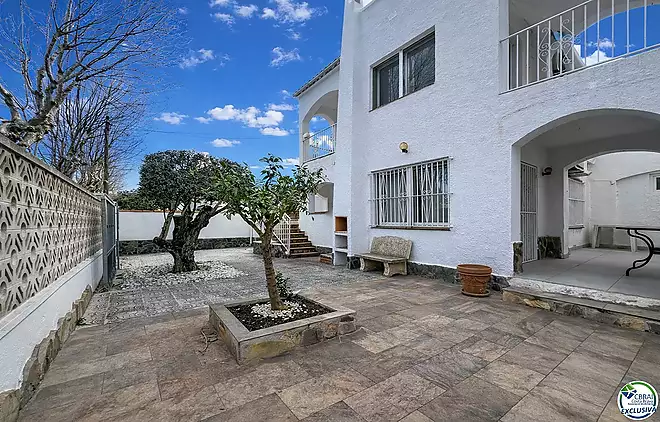 Casa dividida en 2 apartaments amb garatge a Empuriabrava.