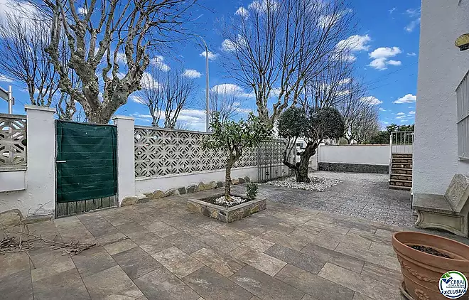 Casa dividida en 2 apartaments amb garatge a Empuriabrava.