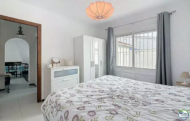 Casa dividida en 2 apartaments amb garatge a Empuriabrava.