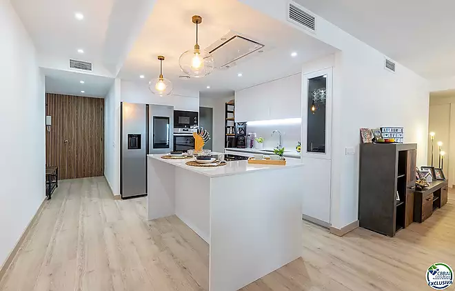 Apartament reformat amb 3 habitacions a 100 m de la platja de Roses.